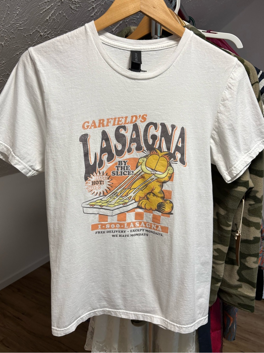 Garfield 1-800-Lasagna tee, size small